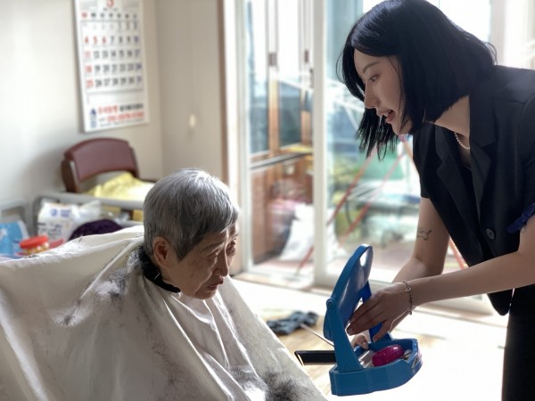 가정 방문하여 미용 진행하는 모습