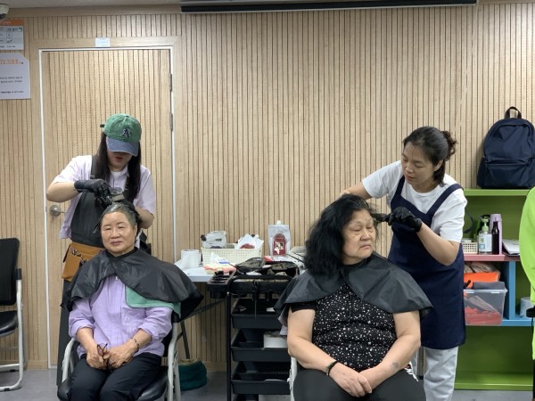 염색 진행하는 모습