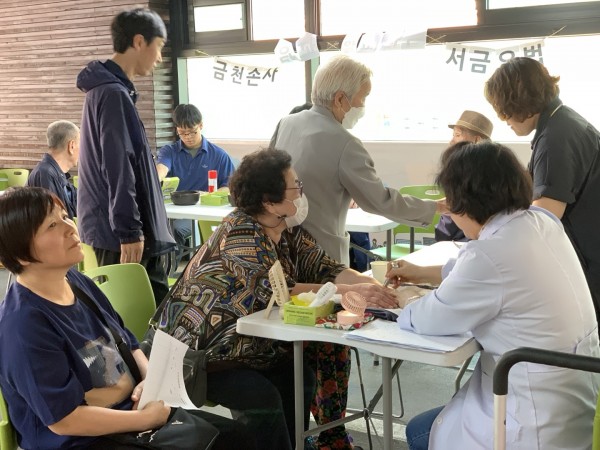 수지침 받는 모습