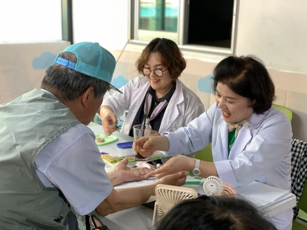 수지침 받는 모습