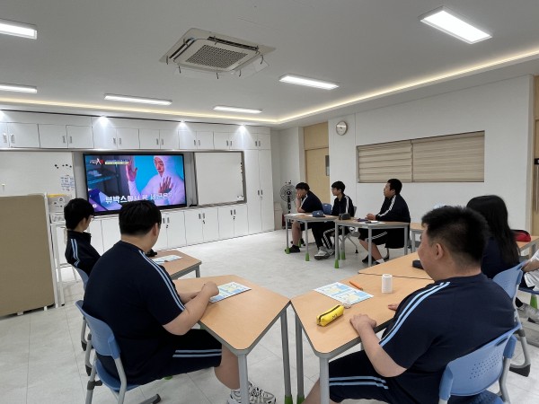 관련 영상을 시청하는 모습