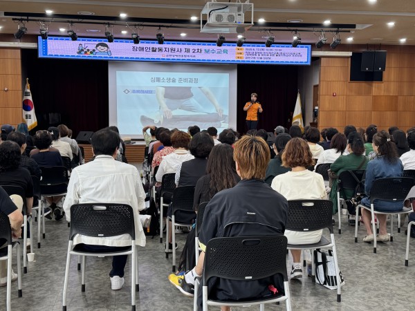 금천소방서 오지원 소방장이 응급처치요령 이론교육을 진행하고 있는 사진