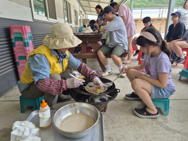메밀전을 부치고 있는 모습