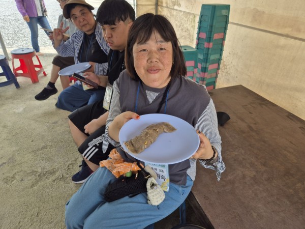 완성된 메밀전병을 들고 있는 모습