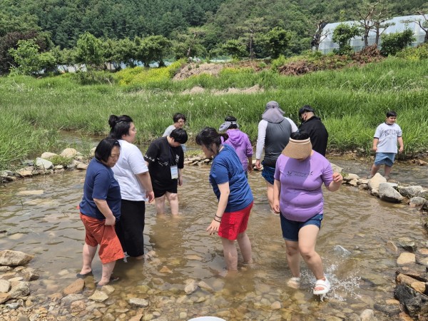 강가에서 송어를 찾는 모습