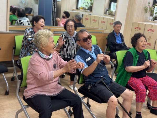 강사님을 보고 따라하는 모습
