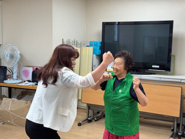 강사님과 함께 춤추는 모습