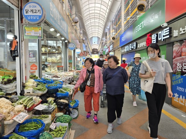 별빛남문시장을 구경하는 이용인의 모습