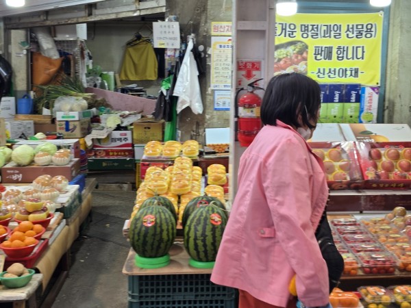 과일을 구경하는 모습