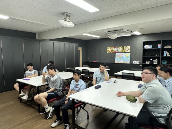 위생교육 영상을 시청하고 있는 모습