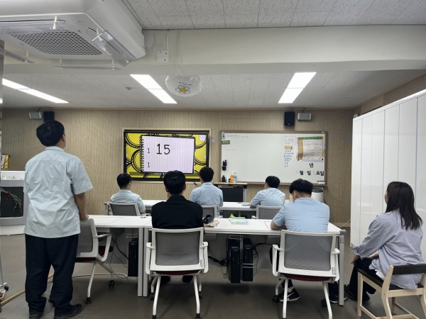 올바른 손씻기 영상을 시청하고 있는 모습