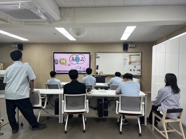 식습관 관련 영상을 시청하고 있는 모습