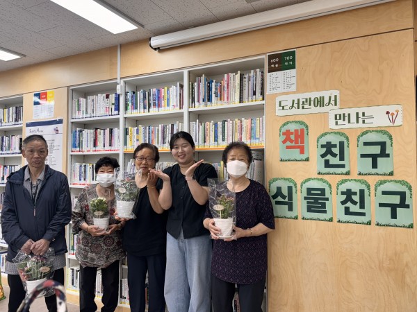 복지사와 함께 찍은 사진