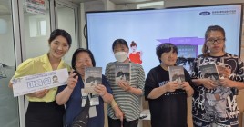 프로그램 강사와 참여자가 단체사진을 찍은 모습