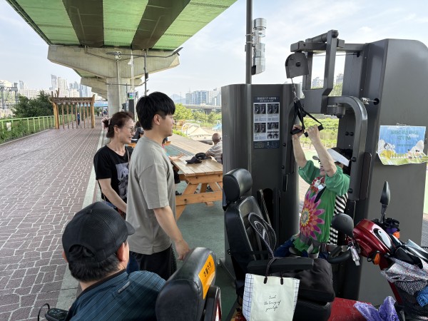 케이블을 당겨보는 참여자