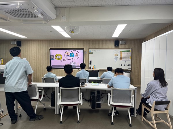 시간관리와 관련된 영상을 시청하는 모습