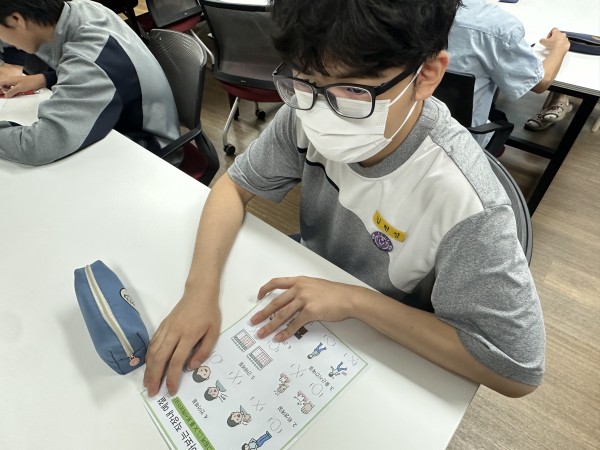 교육 후 활동지를 작성해보는 모습