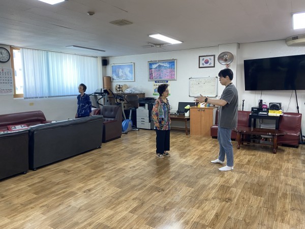 벽산 2단지 경로당 회장/부회장님께 시설 이용관련 상담하는 모습