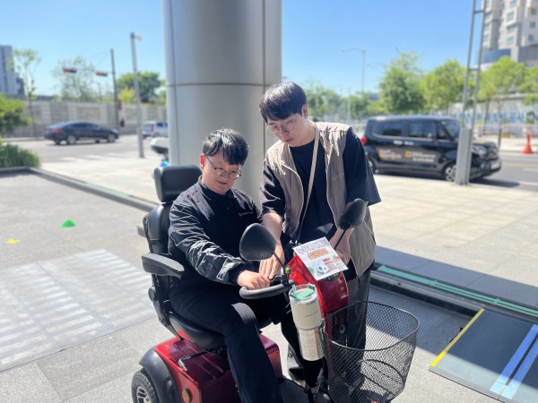 전동보장구에 대해 이해하고 실제 주행해보는 모습
