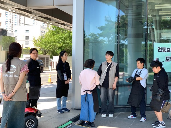 전동보장구 안전운전교육에 대해 다같이 교육든는 모습