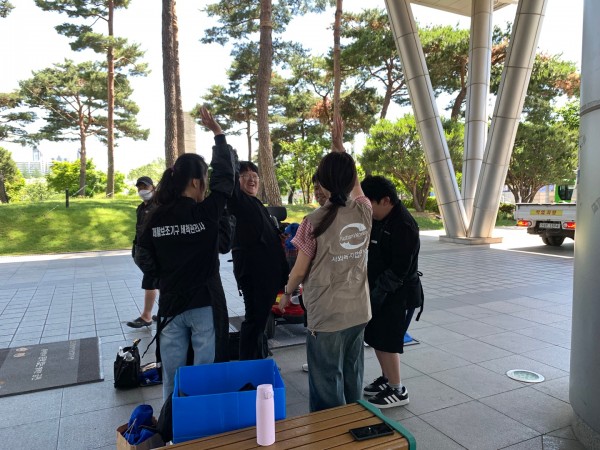 교육 시작 전 참여자가 다같이 모여 준비하는 모습
