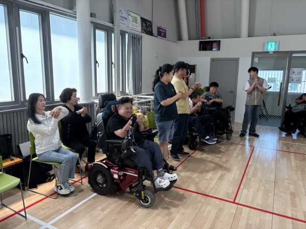 경기 전 스트레칭하는 자립센터 이용인