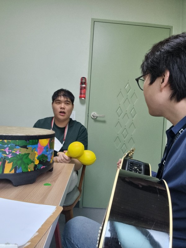 다양한 악기를 통해 대상자의 특성을 확인하는 모습