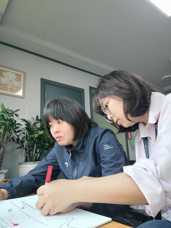 선 따라 그리기를 통해 대상자의 시지각 특성을 파악하는 모습