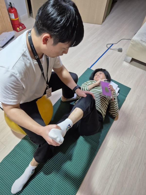 대상자의 신체 기능을 파악하는 모습
