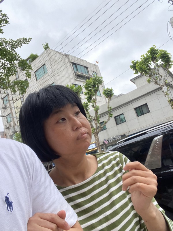 안정성을 위해 치료사의 팔을 잡고 보행 연습을 하는 활동