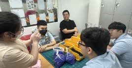 보라매보호작업장 담당자의 설명에 집중하고 있는 모습