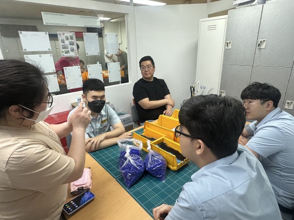 보라매보호작업장 담당자의 설명에 집중하고 있는 모습