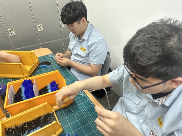 볼펜 심과 클립을 결합하는 모습
