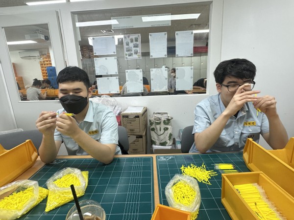 볼펜 심과 클립을 결합하는 모습