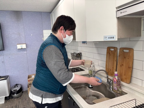 활동 시 사용할 용기들을 직접 세척하는 모습의 사진