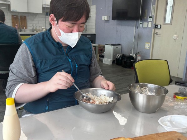 참치마요주먹밥을 만들기 위해 밥과 섞는 모습의 사진