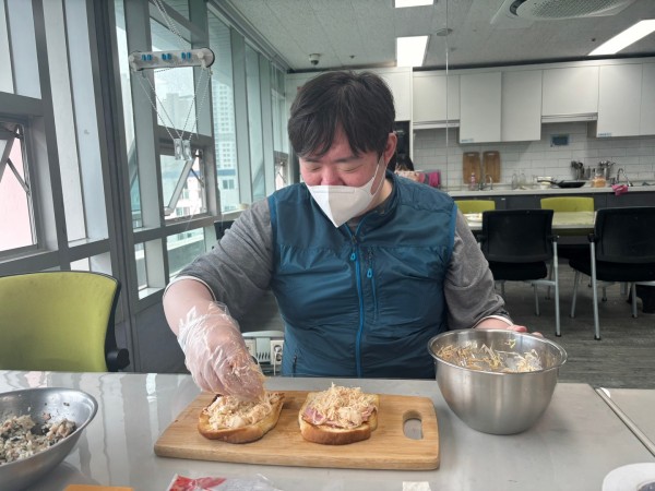순서대로 양배추와 햄, 치즈를 넣고 만들어 보는 사진