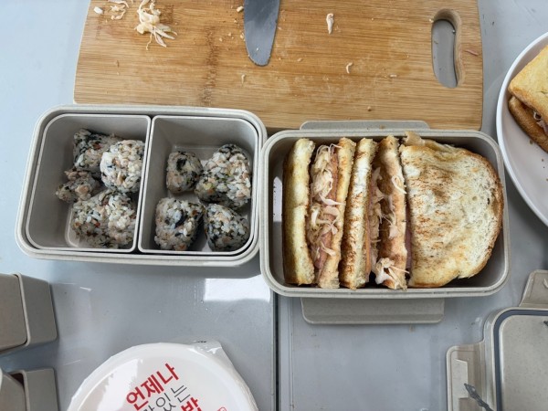주먹밥과 샌드위치를 다 만들고 용기에 담은 사진
