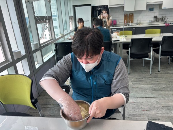 햄치즈샌드위치 재료인 양배추샐러드를 만들고 있는 모습의 사진