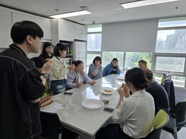 완성된 또띠아 피자를 같이 나눠 먹는 모습
