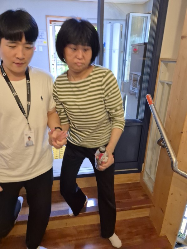 이용인과 함께 계단오르내리기 활동