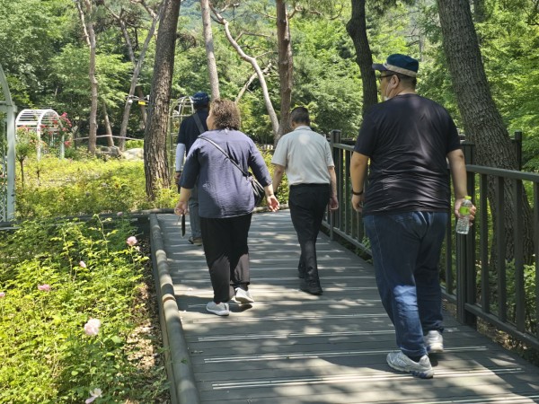 오미생태공원 산책하는 모습