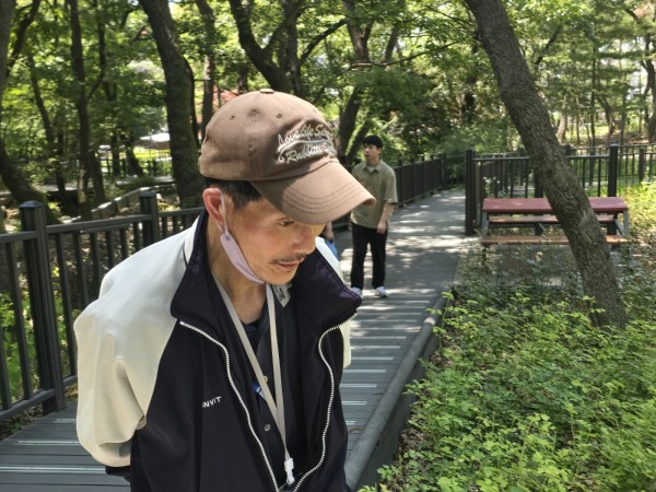 오미생태공원 나무들을 관찰하는 모습