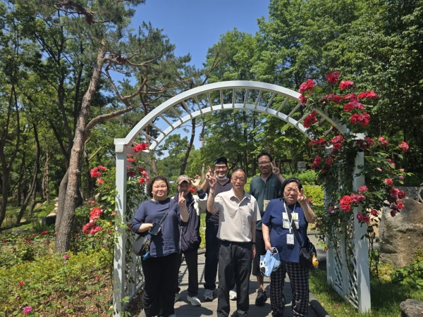 오미생태공원 장미 꽃 앞에서 단체사진촬영한 우리동네 금천학교 단체 사진