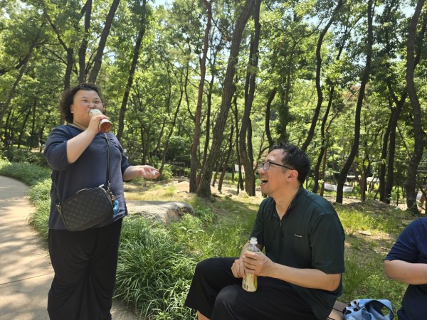 음료를 마시는 모습