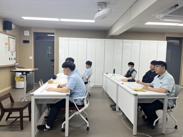 교육을 듣는 문일고 1학년 학생들