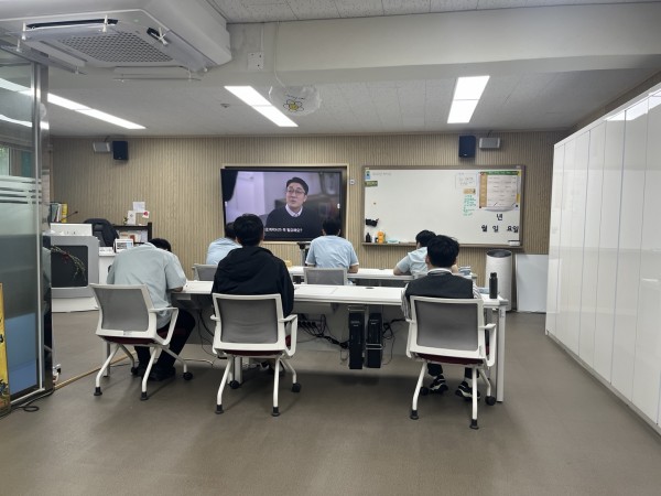 근로계약서 작성에 관한 영상을 시청하는 모습