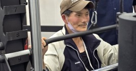 운동기구 손잡이를 잡아보는 모습