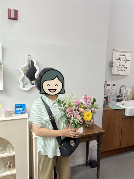 완성된 꽃을 들고 찍은 사진