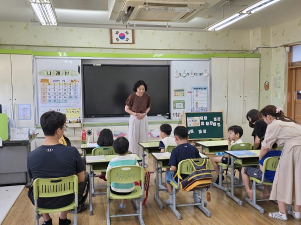 특수학급 교실을 체험하는 모습